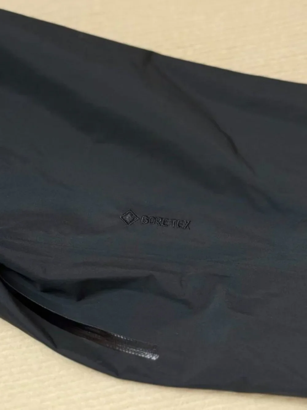 Arc'teryx Beta Series Black Hooded Hardshell Jacket, Size L. - Picture 4 of 6